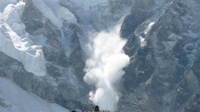 الفرار من الموت.. انهيار جليدي يحبس الأنفاس في قيرغيزستان |فيديو 