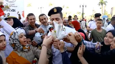 الشعب يوزع الورد على الشرطة.. والأمن يبادلهم بالشوكولاتة والهدايا.. وانتشار مكثف لتأمين المحتفلين| فيديو