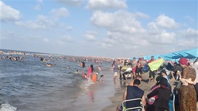 توافد الآلاف على شواطئ بلطيم ثالث أيام عيد الأضحى l صور