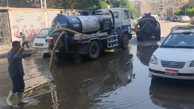 شفط المياه من شارع الوحدة إثر تسربها من الخط الرئيسي بإمبابة