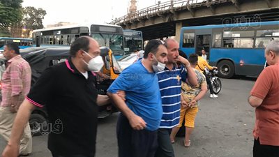 انهيار نجل إسماعيل عثمان بعد وصول جثمان والده إلى مسجد السيدة عائشة