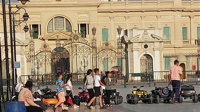 ملاه وسيارات وطائرات ورقية.. فرحة الأطفال تخطف الأنظار في عابدين |فيديو وصور 