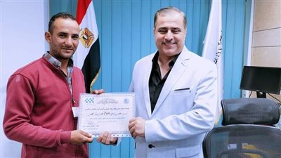 تكريم عامل بمطار برج العرب عثر على أموال وهواتف