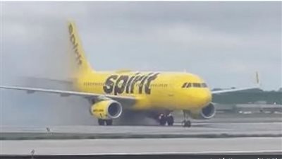 لحظة اشتعال النيران بعجلات طائرة أمريكية في مطار أتلانتا|فيديو