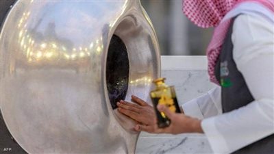 ما حكم استلام الحجر الأسود وما كيفيته في الطواف؟.. الإفتاء ترد 