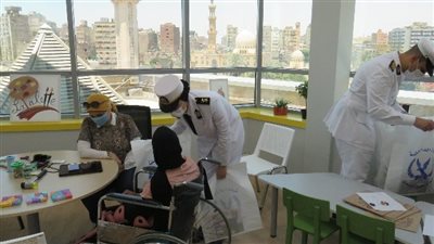احتفالا بالعيد.. الداخلية توزع هدايا على دور رعاية المسنين والأيتام والمستشفيات | صور 