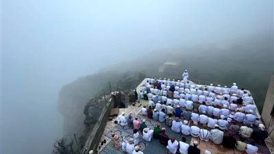 صورة مذهلة لصلاة عيد الأضحى على ارتفاع 3 آلاف متر