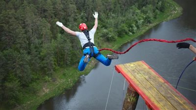 تفسير حلم القفز من مكان عال في المنام وعلاقته بالضيق والقلق والحزن