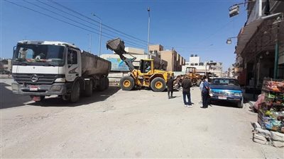 مجلس مدينة العريش يواصل رفع المخلفات من الشوارع 