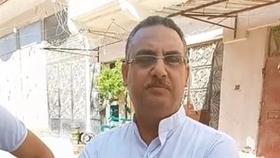 قبطي يشارك المسلمين فرحة عيد الأضحى ويوزع الألعاب على أطفال قريته بالإسكندرية | فيديو