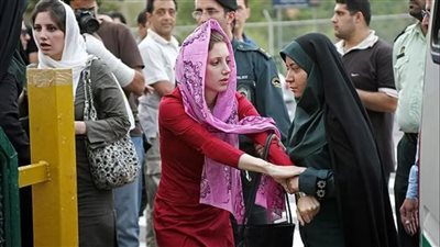 احتجاجا على القمع.. نشطاء يحثون الإيرانيات على خلع الحجاب