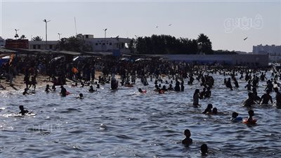 الكل هينزل ويستمتع بالبحر.. التذكرة بـ 10 جنيهات للفرد وإقبال غير مسبوق على شواطئ الإسماعيليةl فيديو