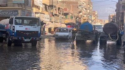 انفجار خط مياه رئيسي بأحد شوارع بلبيس بالشرقية.. وانقطاع المياه عن المنطقة|صور