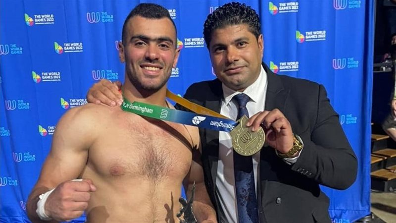 رئيس الجودو مع لاعب