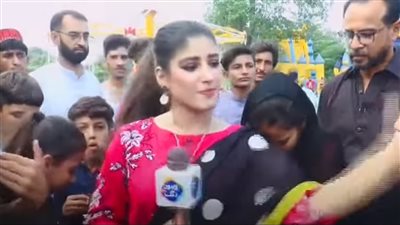 لحظة صفع مذيعة لشاب أثناء البث المباشر | فيديو