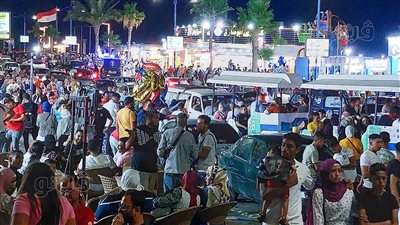 الفنادق والشوارع كومبليت.. زحام كبير بشواطئ مرسى مطروح في آخر أيام العيد | صور