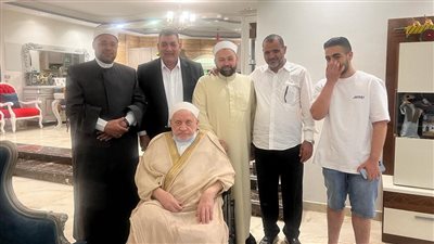 على كرسي متحرك.. أول ظهور للشيخ أحمد عمر هاشم بعد تماثله للشفاء 