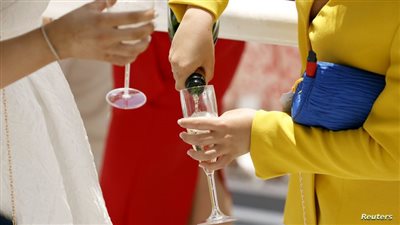 سعرها ليس في النبيذ.. بيع أغلى زجاجة شمبانيا في العالم