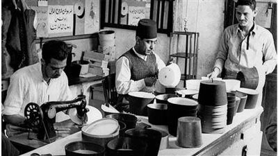 لفتوى طبية أم قرار عبد الناصر.. لماذا ألغت مصر ارتداء الطربوش.. السبب صادم