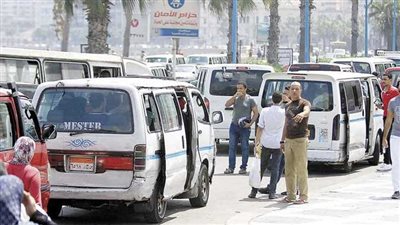 حملات مرورية على مواقف السيارات بالقاهرة والجيزة لمتابعة التزام السائقين بتعريفة الركوب 