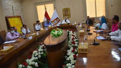 نائبة محافظ الوادي الجديد تترأس اجتماع اللجنة العليا لمواقف الأجرة