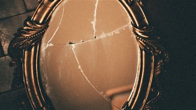  انعكاس الضوء يكشف تفاصيل عمرها قرون.. العثور على مرآة سحرية بمتحف أمريكي