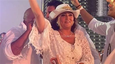 عمرو دياب يشعل حفل العلمين الجديدة.. وإطلالة لبشرى بالزي الأبيض | صور