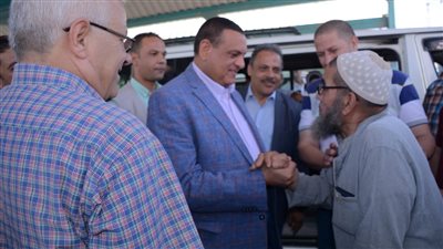 محافظ البحيرة يتفقد مجمع مواقف سيارات الأجرة والسرفيس بدمنهور