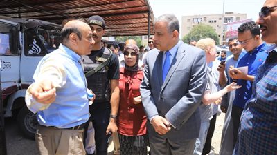 محافظ سوهاج يتفقد مواقف سيارات الأجرة لمتابعة الالتزام بتعريفة الركوب | صور