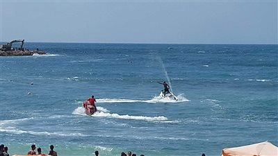 رغم منع النزول لشواطئ العجمي.. زحام شديد وسط دوي صفارات الإنذار | فيديو 