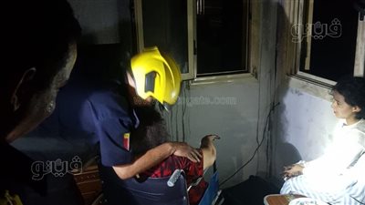 قائد الحماية المدنية بالقاهرة ينقذ سيدة قعيدة ونجلتها من حريق شقة بمدينة نصر| فيديو وصور