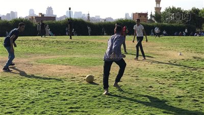كرة القدم والباتيناج يسيطران على احتفالات إجازة العيد بحديقة الأزهر | صور