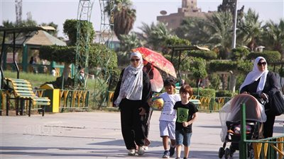 بالكاب والشمسية.. زوار الحديقة الدولية يواجهون الشمس | صور 