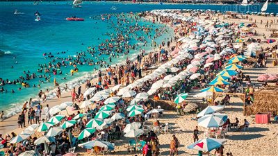 زحام المصطافين على شاطئ مطروح العام|فيديو 