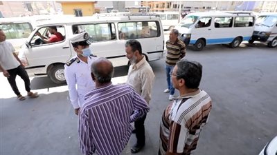 حملات مرورية على مواقف السيارات بالقاهرة والجيزة للتأكد من التزام السائقين بتعريفة الركوب|فيديو