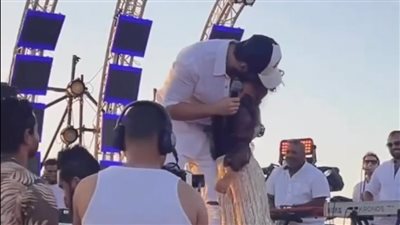 تامر حسني يحتضن بناته على المسرح في حفله بالعلمين الجديدة | صور 