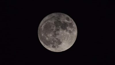 قمر السفر يزين السماء.. الليلة