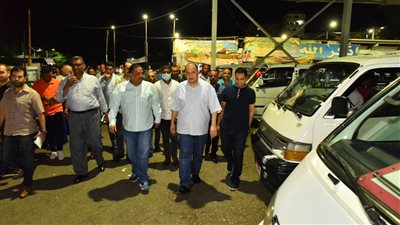 محافظ أسيوط يتفقد المواقف ومحطات الوقود للتأكد من الالتزام بالتعريفة الجديدة| صور 