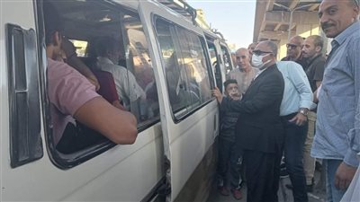 مساعد محافظة الجيزة يتفقد مواقف المريوطية للتأكد من الالتزام بالتعريفة|صور