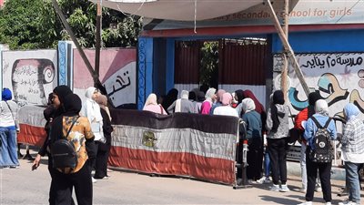 توافد طلاب الثانوية العامة بالإسماعيلية لأداء امتحاني الفيزياء والتاريخ