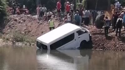 سقطت في ترعة السلام.. انتشال سيارة ميكروباص بدون ركاب في الدقهلية 