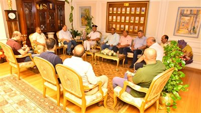 تركيب بانرات بالتعريفة الجديدة ولافتات بأسعار الوقود بمواقف الأجرة بأسيوط