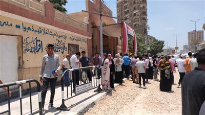 الحزن يخيم على طلاب الثانوية العامة بالفيوم بسبب صعوبة امتحاني الفيزياء والتاريخ 