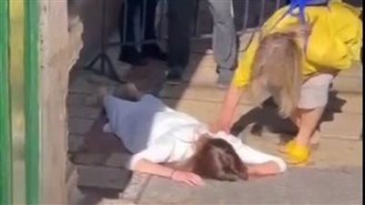 لحظة سجود مستوطنة إمام باب المسجد الأقصى وانخراطها في البكاء | فيديو