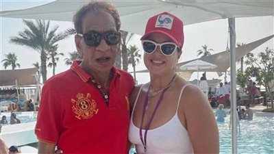  منى فاروق تحذف صورتها بالمايوه مع المنتج محمد السبكي