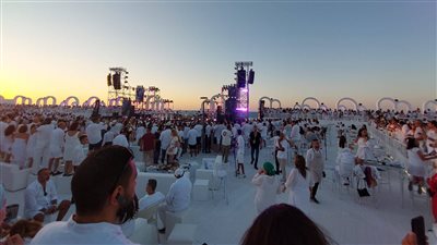 سر ارتداء الجمهور الملابس البيضاء في حفلات النجوم بالساحل