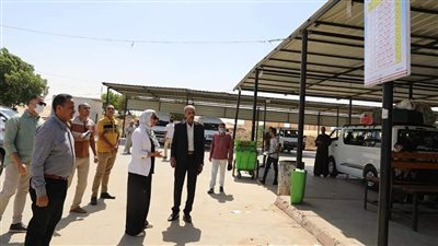 نائب محافظ الوادي الجديد تتابع انتظام العمل بمواقف الأجرة ومحطات تموين السيارات بالخارجة | صور