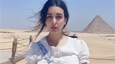 جيهان خليل بإطلالة مميزة أمام الأهرامات