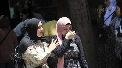 نص بيضحك والتاني زعلان.. 14 صورة ترصد رد فعل طلاب الثانوية بعد امتحاني الفيزياء والتاريخ