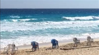 منع نزول المصطافين لشواطئ البحر المفتوح في مطروح بسبب ارتفاع الأمواج